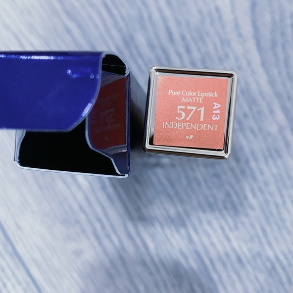 NIB💗🆕Estee Lauder pure color lipstick matte 3.5g 571 Independent - Picture 2 of 7